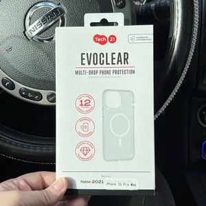 Tech 21 EVOCLEAR MagSafe integrated